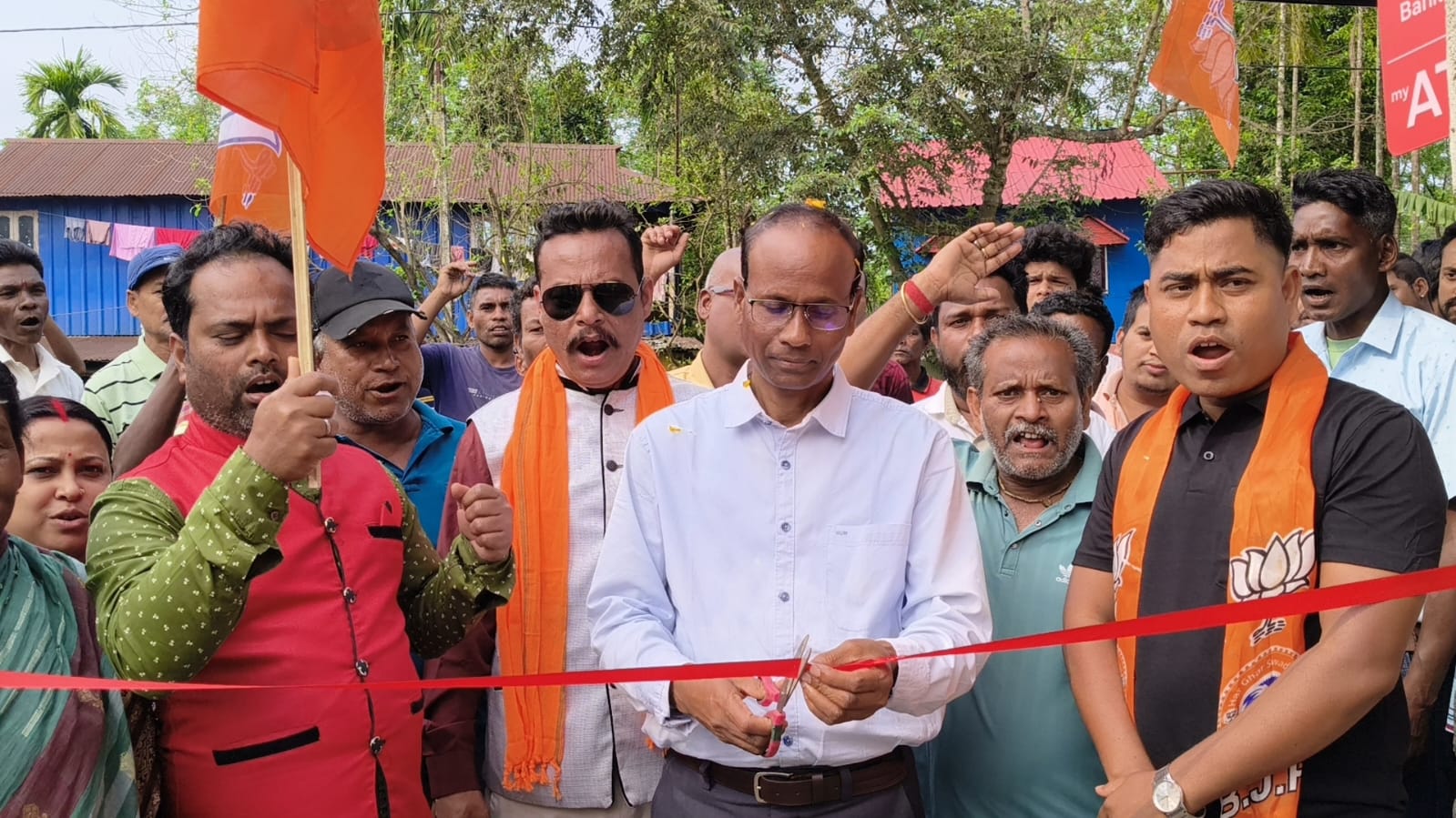 পিছিয়ে থেকেও জোর কদমে প্রচার শুরু করেছেন বিজেপি প্রার্থী শুক্রা মুন্ডা