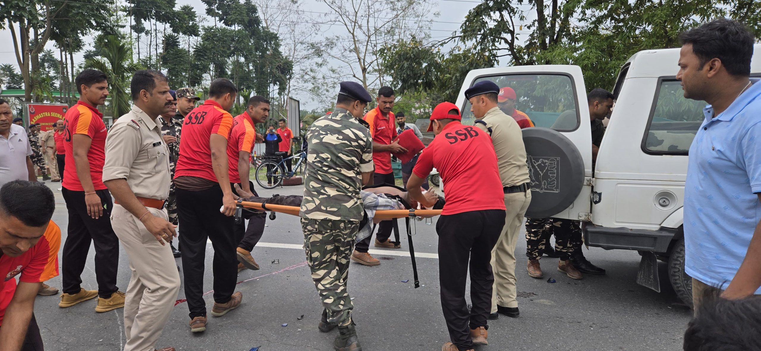 এস এস বি জওয়ানদের তৎপরতায় প্রাণে বাচলো এক দুর্ঘটনা গ্রস্ত বাইক চালক