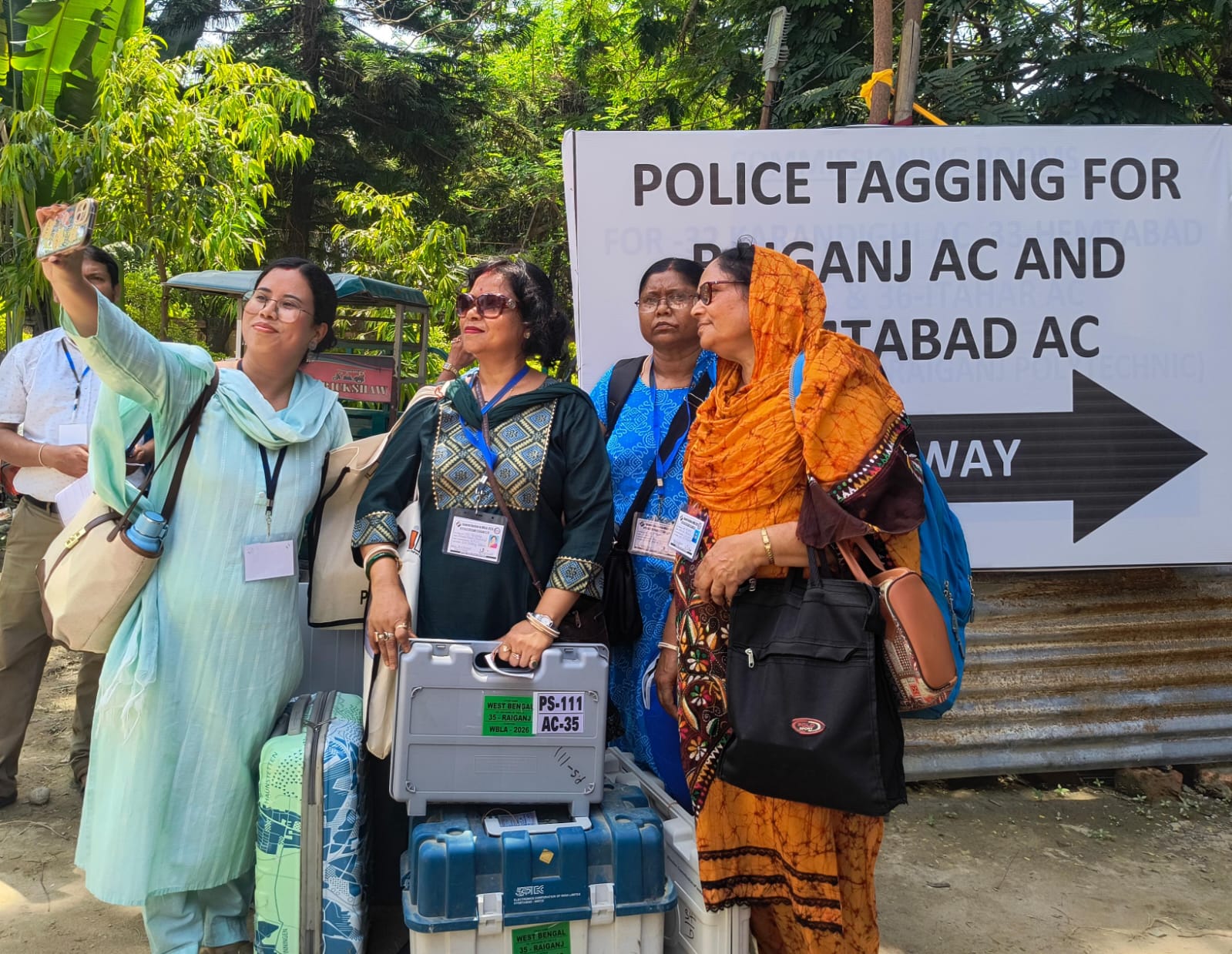 ‘হ্যাপী ভোট’ আওয়াজ তুলে বুথের পথে মহিলা ভোটকর্মীরা