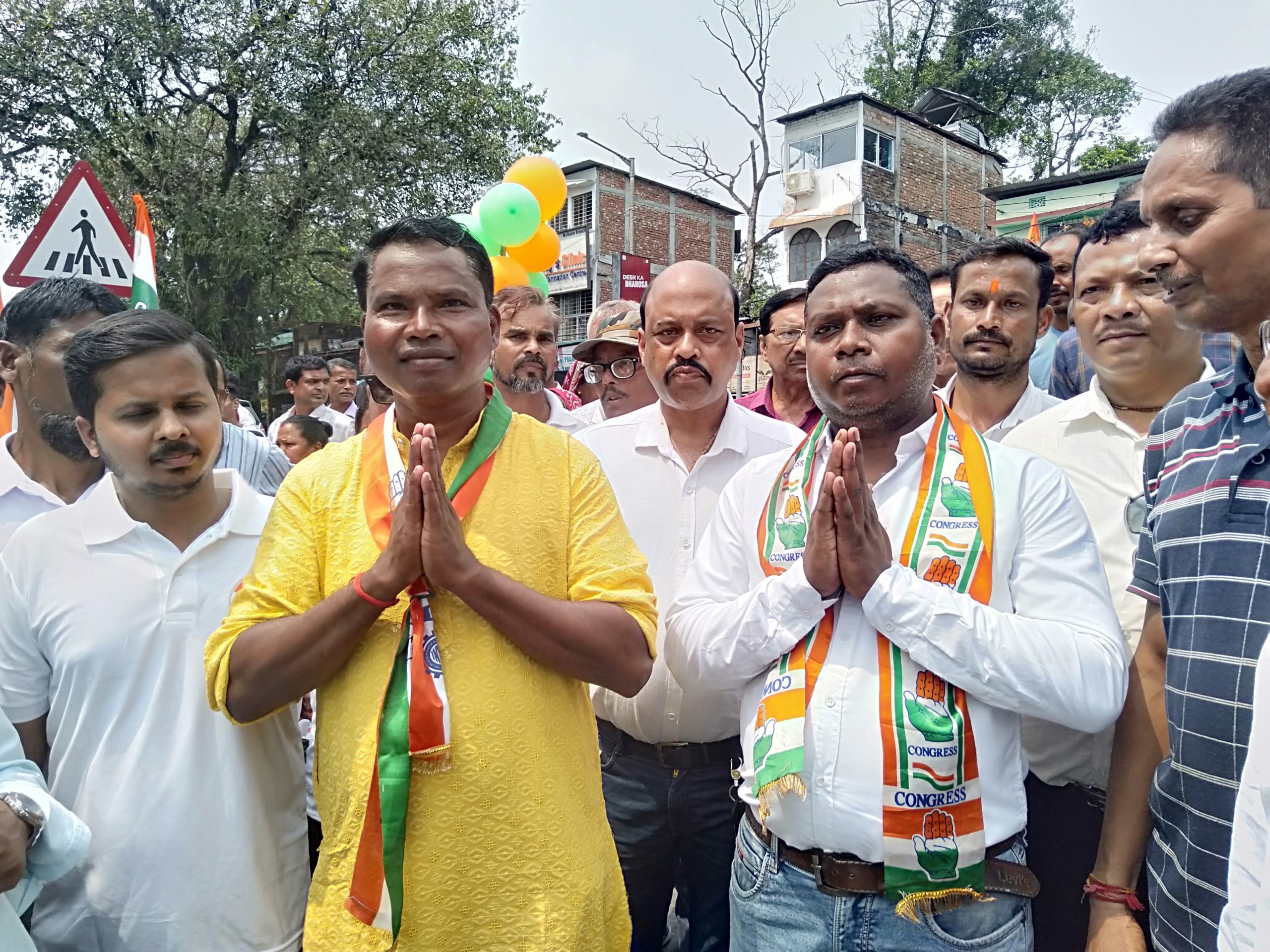 বিভিন্ন প্রকল্পের স্মারক সাজিয়ে জন জোয়ারে ভেসে মনোনয়ন জমা দিল তৃণমূলের দুই প্রার্থী