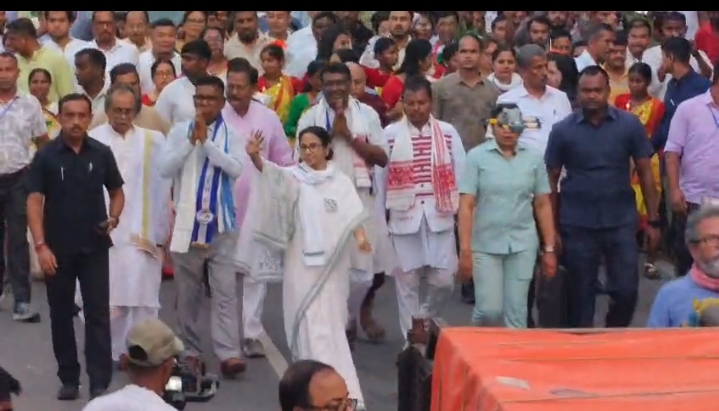 নববর্ষের পড়ন্ত বিকেলে দুই প্রার্থীকে সাথে নিয়ে চালসায় জনজোয়ারে মুখ্যমন্ত্রীর পদযাত্রা