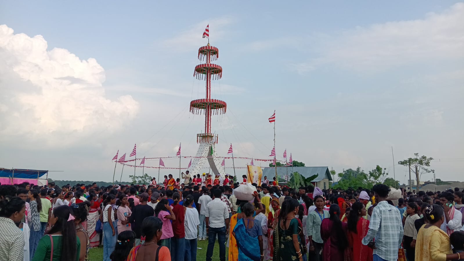 চেল নদীর পাড়ে জাঁকজমকপূর্ণ সারহুল উৎসব, গণবিবাহে ৭০ জোড়ার মিলন
