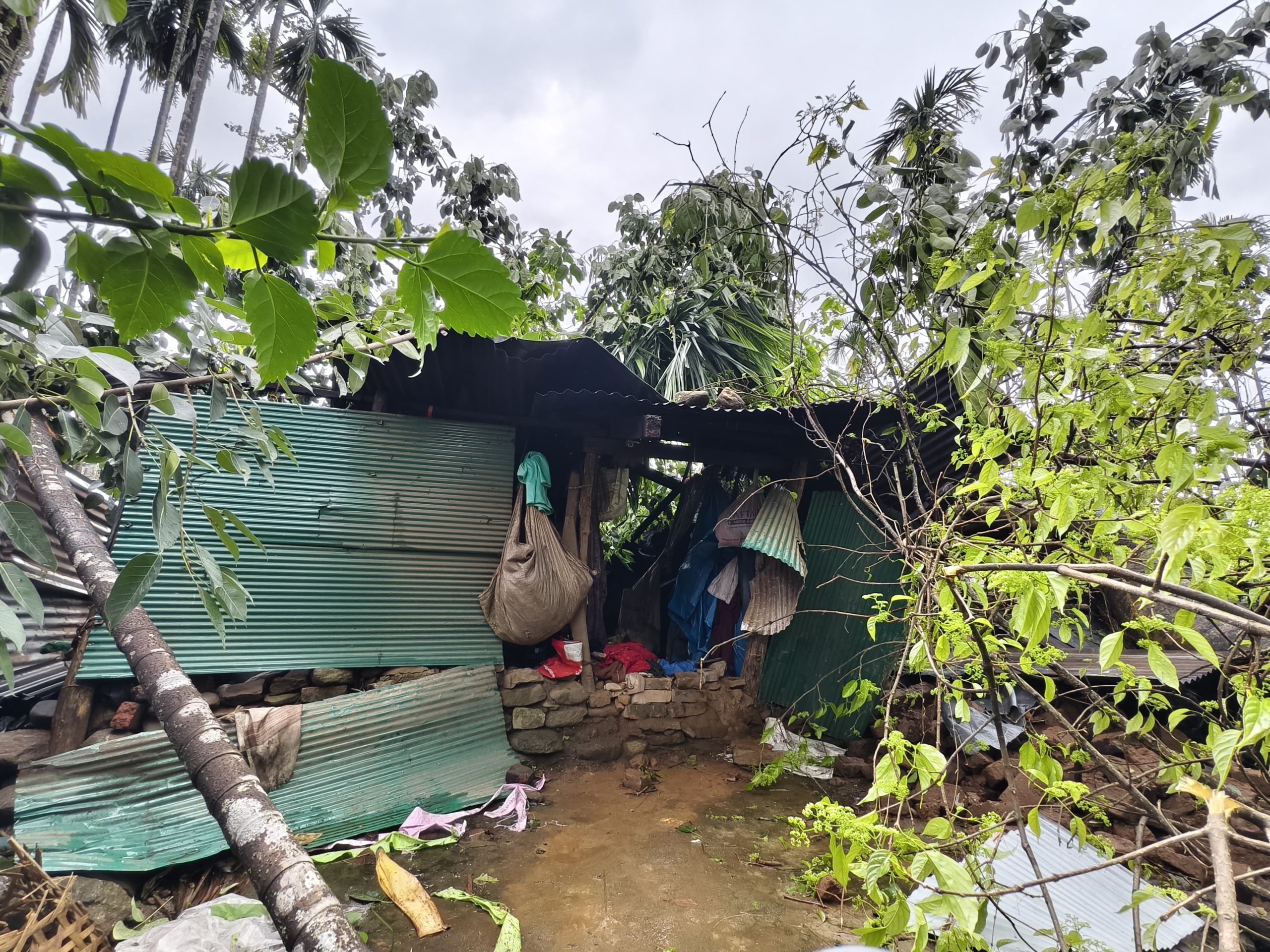 শুক্রবার সন্ধ্যার ঝড়ে লন্ডভন্ড লোয়ার ফাগু আহত ২, ক্ষতিগ্রস্ত বেশকিছু বাড়ি