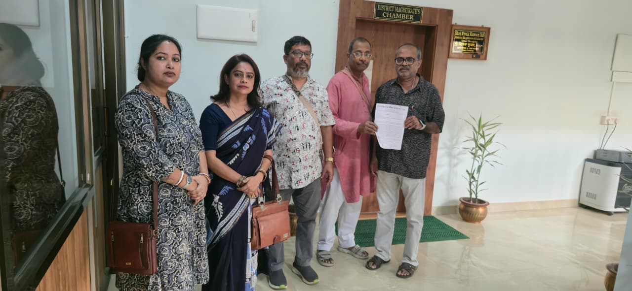 করোনেশনের শিক্ষক প্রিয়রঞ্জন পালের বিরুদ্ধে দায়ের কেস প্রত্যাহারের দাবিতে জেলাশাসকের দ্বারস্থ ‘রাজকুমার রায় হত্যার বিচার চাই মঞ্চ’