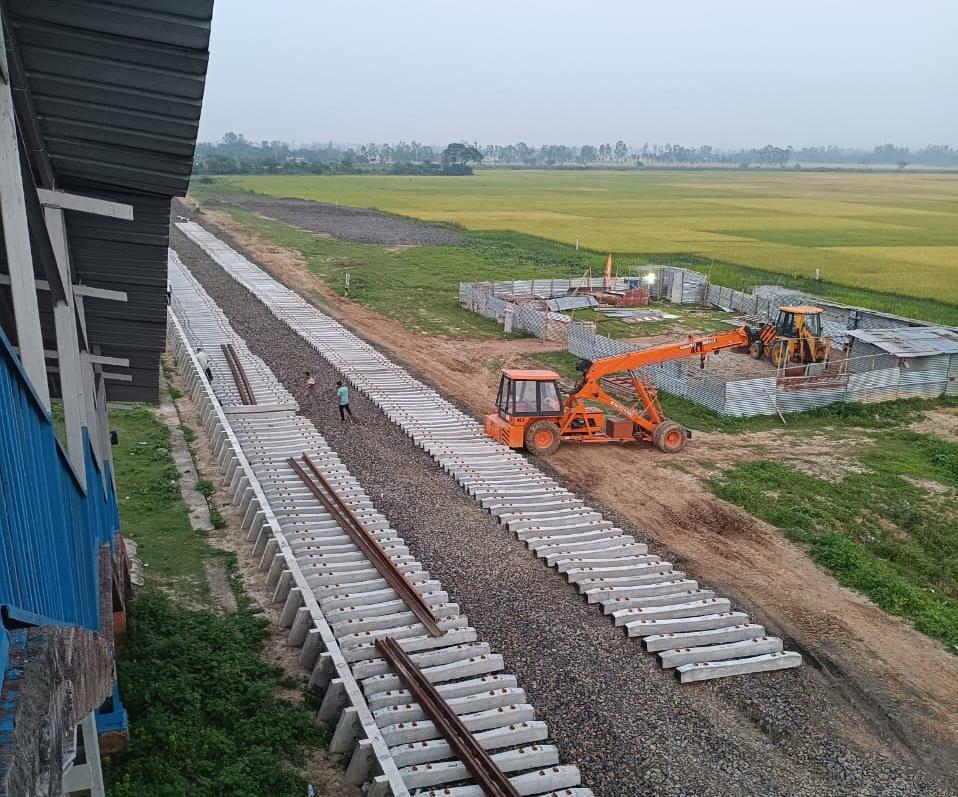রাধিকাপুর স্টেশনে লুপ লাইনের কাজ কার্যত স্তব্ধ, ক্ষোভে ফুঁসছেন জেলাবাসী
