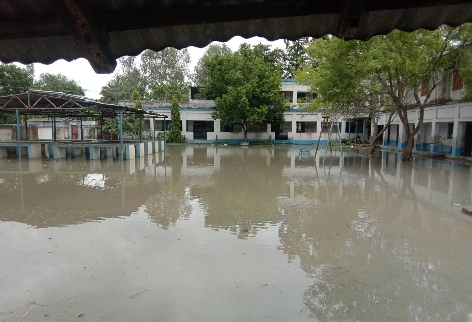 লাগাতার বৃষ্টিতে বন্যার আশঙ্কা, স্কুল বিল্ডিংয়ে বন্যার্তদের রাখার সার্কুলার