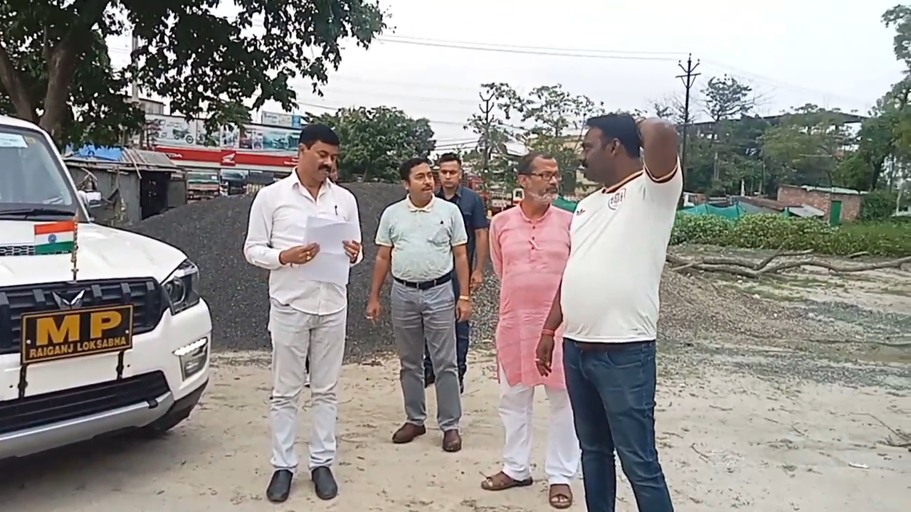 প্রাক্তন বিধায়কের উদ্যোগে তৈরি নির্মীয়মান বাস স্ট্যান্ডকে ‘পরিকল্পনাহীন’ বললেন রায়গঞ্জের সাংসদ