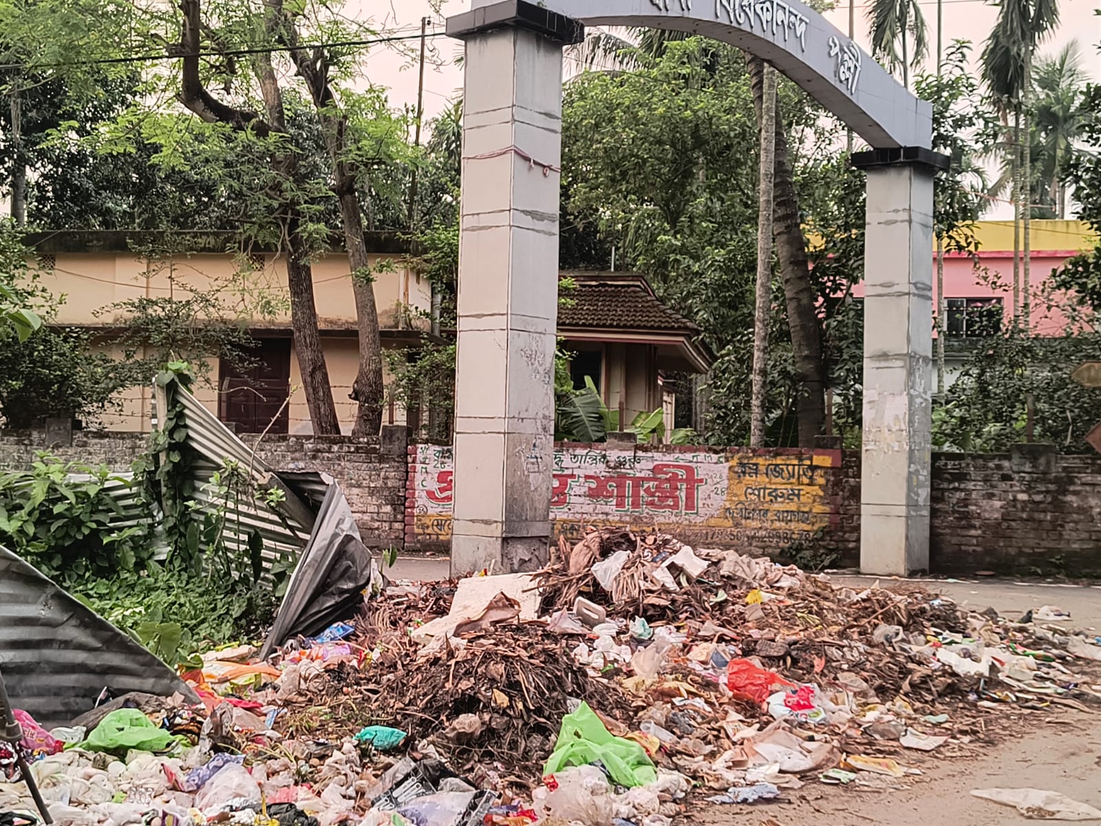 সন্দীপ বিশ্বাসের পদত্যাগেও বদলালো না শহরের আবর্জনার স্তূপ, যত্রতত্র ঢিপি নোংরা আবর্জনা