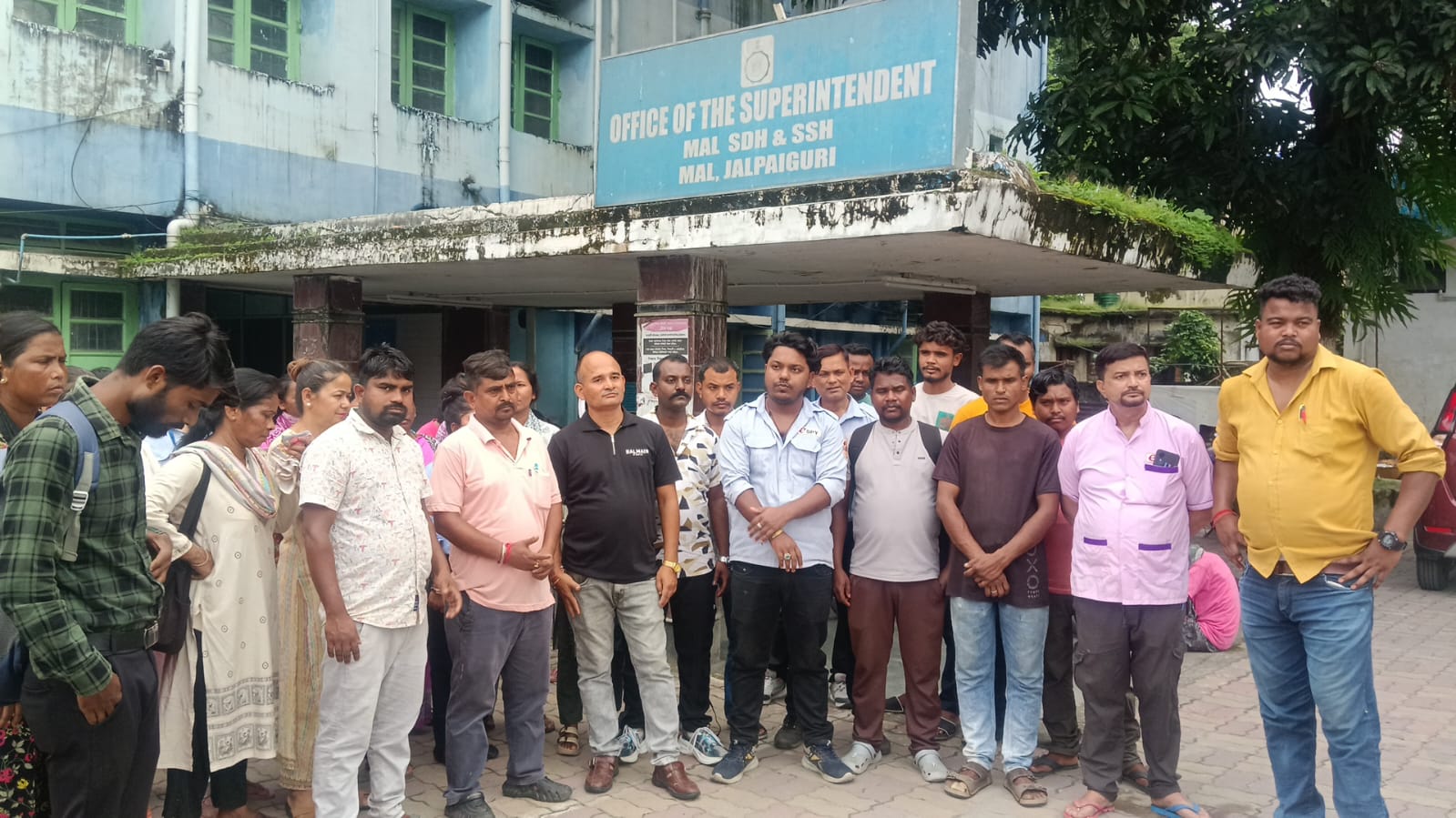 মাসিক বেতন না পেয়ে কাজ বন্ধ করে বিক্ষোভে শামিল হাসপাতালের ১৬৩ জন অস্থায়ী কর্মী