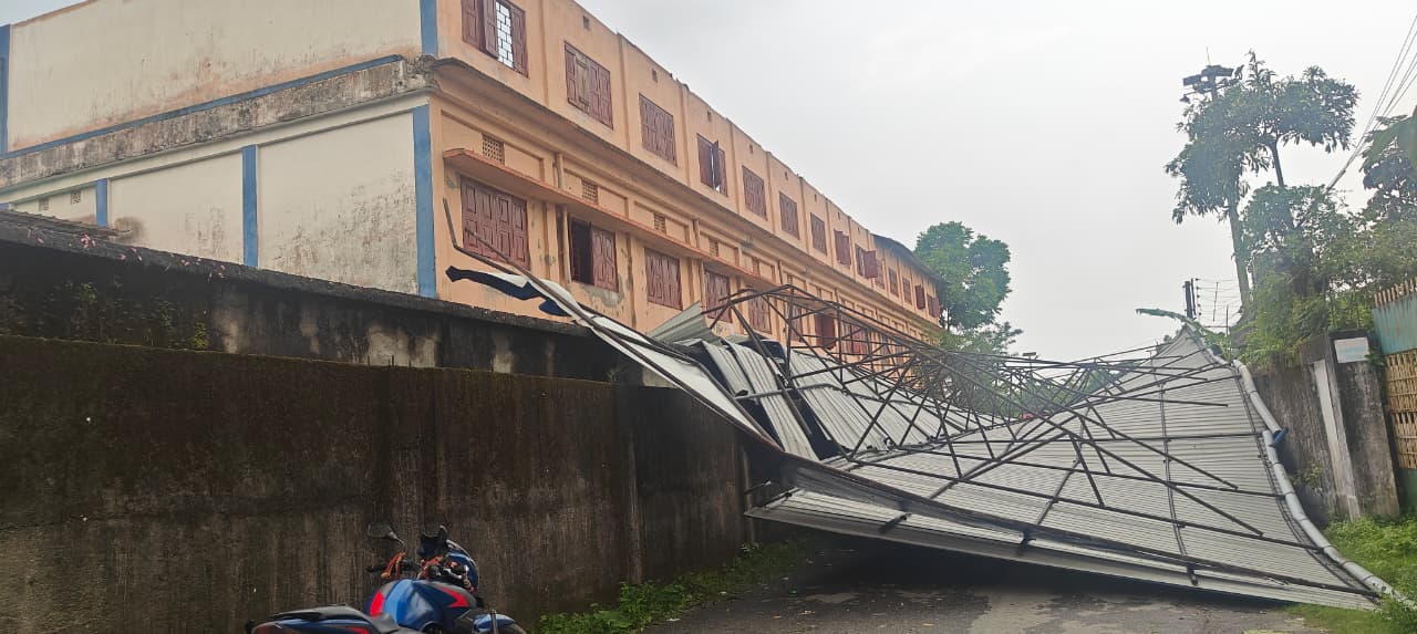 রাতের কালবৈশাখীর তাণ্ডবে লণ্ডভণ্ড মালবাজার শহর ও আশেপাশের এলাকা ক্ষয়ক্ষতি প্রচুর