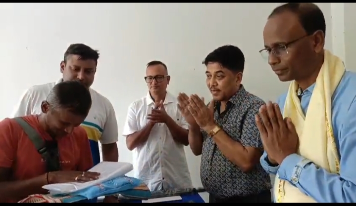 প্রেস ক্লাবের উদ্যোগে বিধয়কের হাত দিয়ে সংবাদপত্র হকারদের বর্ষাতি ও ছাতা প্রদান