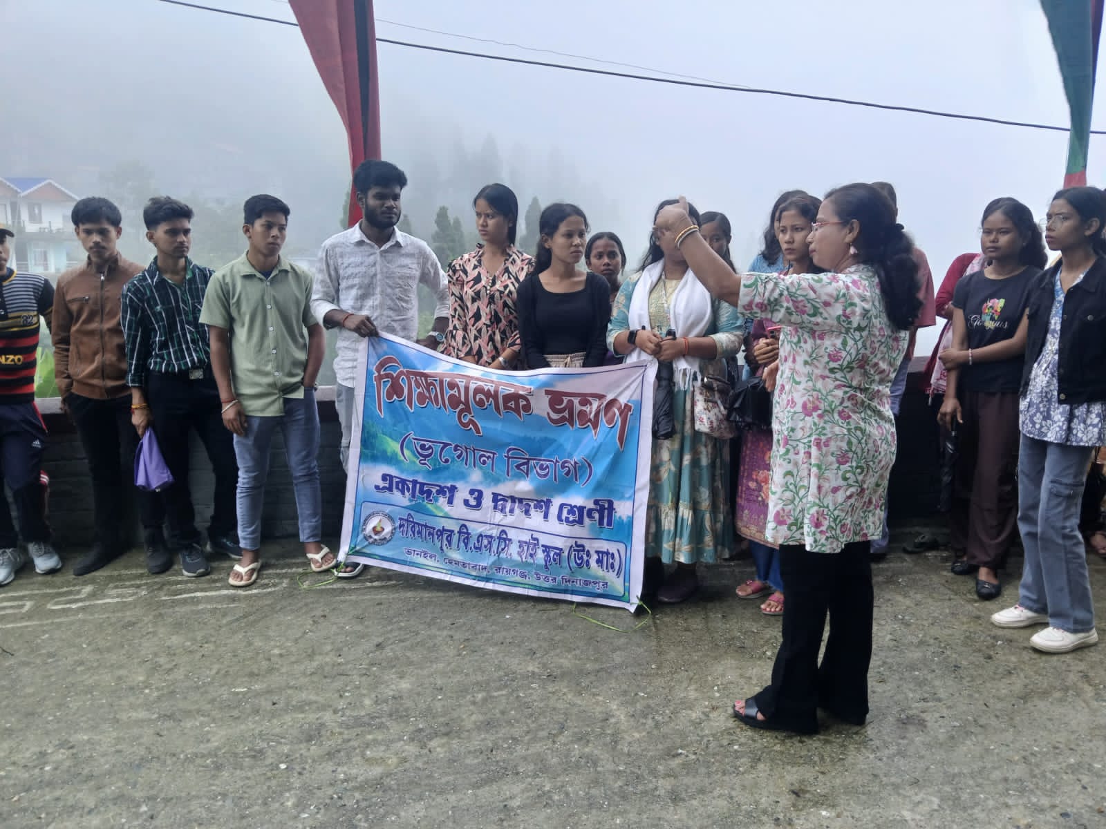 পার্বত্য লাভা এলাকায় শিক্ষামূলক ভ্রমণে দরিমানপুর হাই স্কুলের পড়ুয়ারা