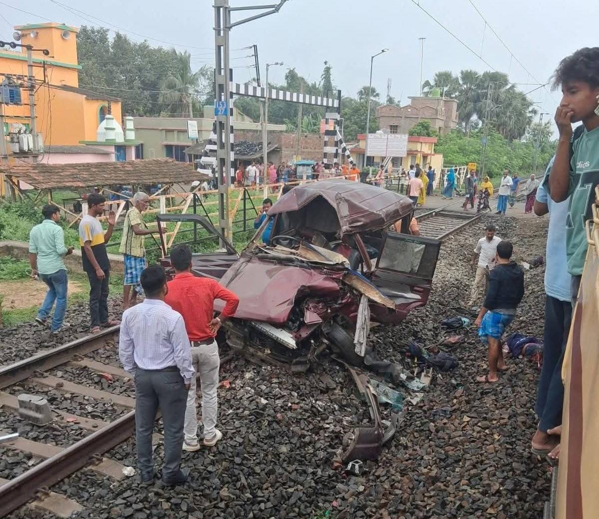 মর্মান্তিক দুর্ঘটনা, ট্রেনের সঙ্গে স্কুল পুল কারের সংঘর্ষ, প্রাণ গেল শিশুদের