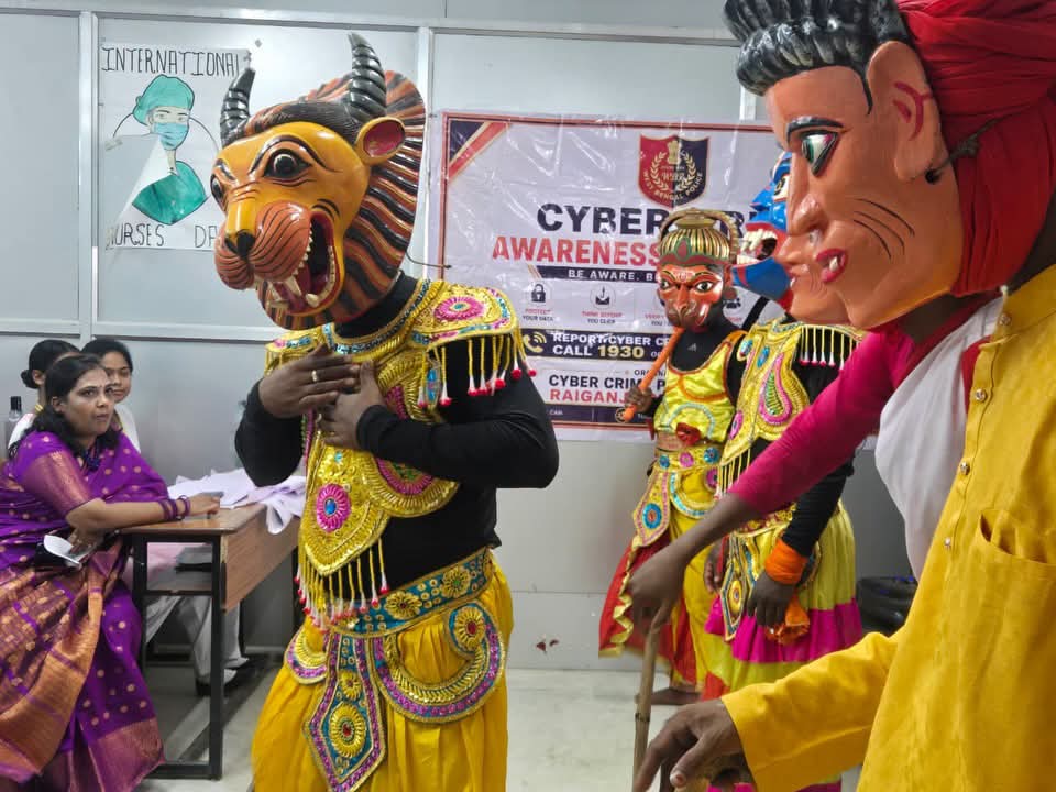 মুখা নাচের মাধ্যমে রায়গঞ্জ নার্সিং একাডেমিতে সাইবার নিরাপত্তা, মানব পাচার ও মাদকবিরোধী সচেতনতামূলক কর্মসূচি