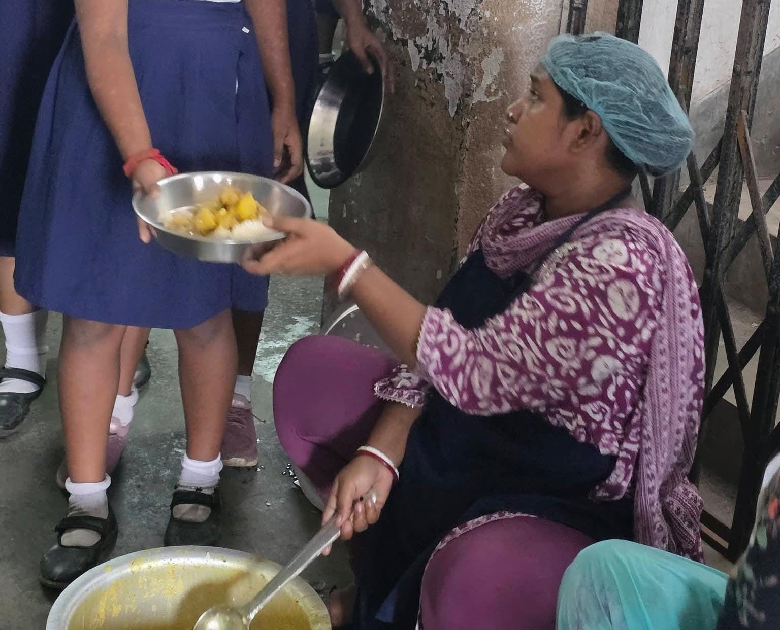 হৈ-হৈ করে কলকাতায় শুরু ইসকন পরিচালিত পি এম পোষণ, খুশি পড়ুয়া থেকে শিক্ষক-অভিভাবকেরা