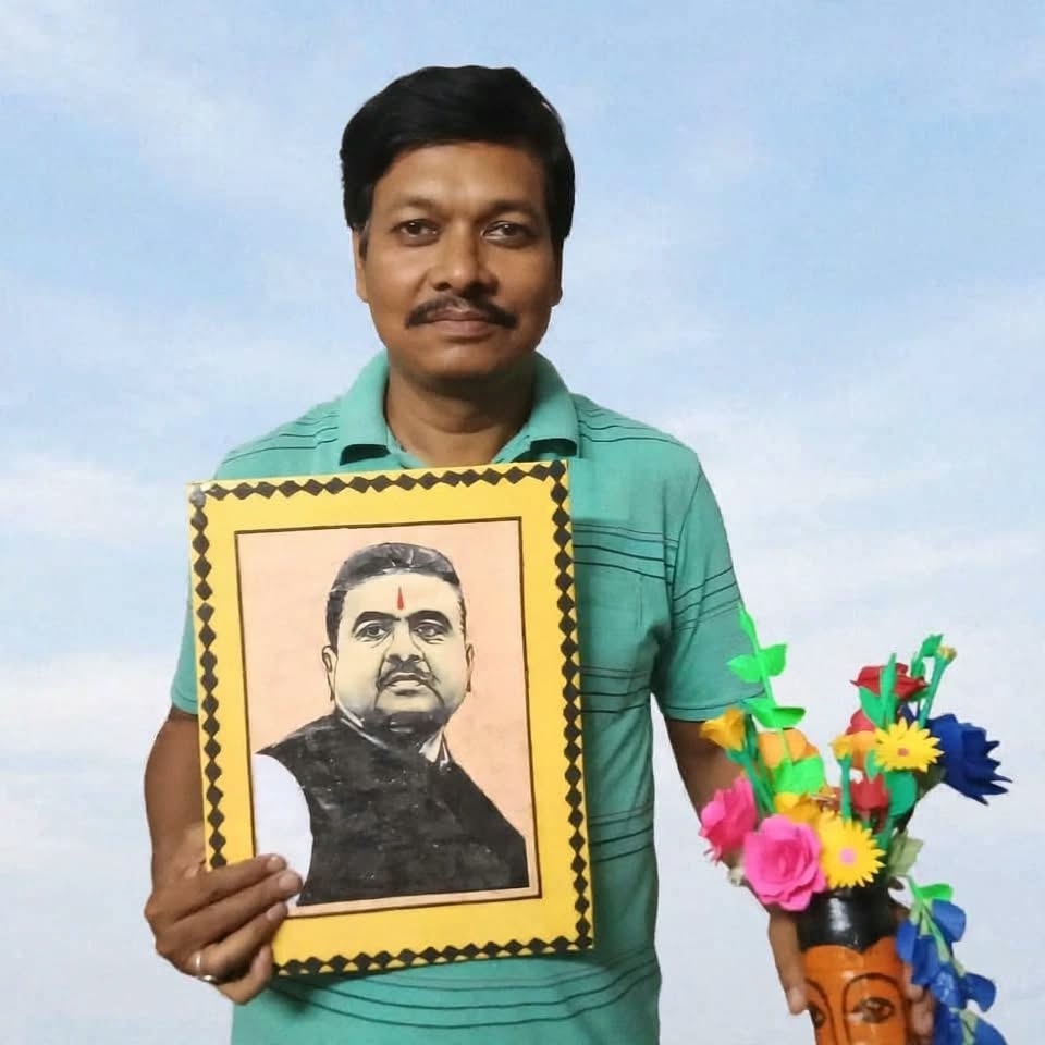 রং নয়, কাগজের কোলাজে তৈরি মুখ্যমন্ত্রীর প্রতিকৃতি, নিজের হাতে তুলে দিতে রাস্তার ধারে দাঁড়াবেন শিক্ষক বিপ্লব কুমার মন্ডল